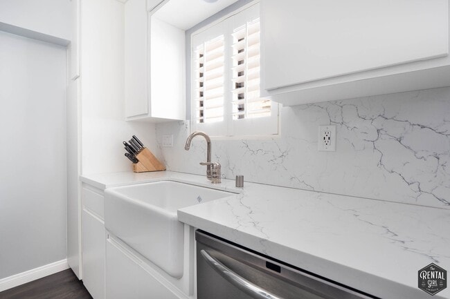 Primary Photo - 12119 Rochester Ave