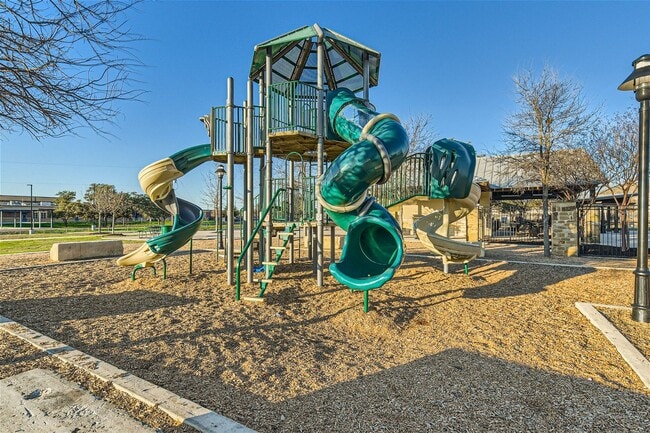 Building Photo - 3 bedroom 2 bathroom on a culdesac located on the far westside of San Antonio