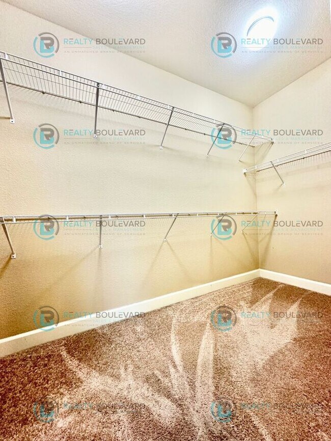 Building Photo - Spacious 4-Bedroom Gem in Somersett with S...