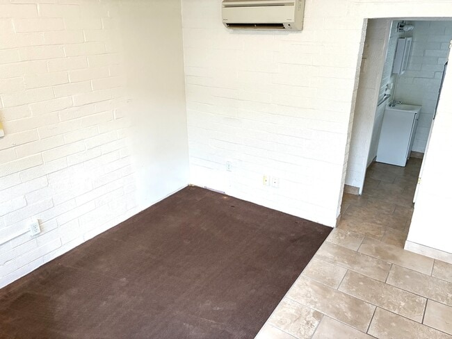 Building Photo - 1643 S State St