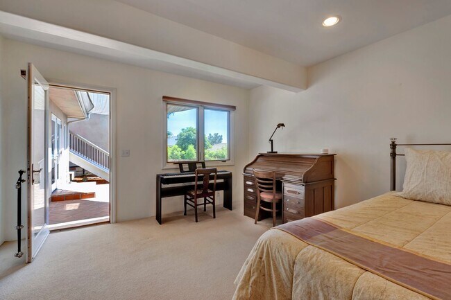 Building Photo - Beautiful 4 Bedroom 3 Bath Lower Riviera C...