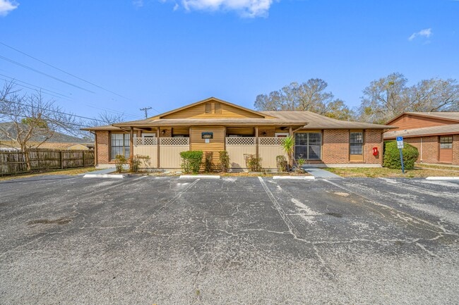 Building Photo - 10709 Yorkshire Ct