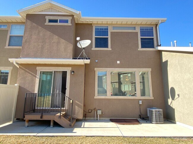Building Photo - 3 Bed 2.5 Bath Available June 1st