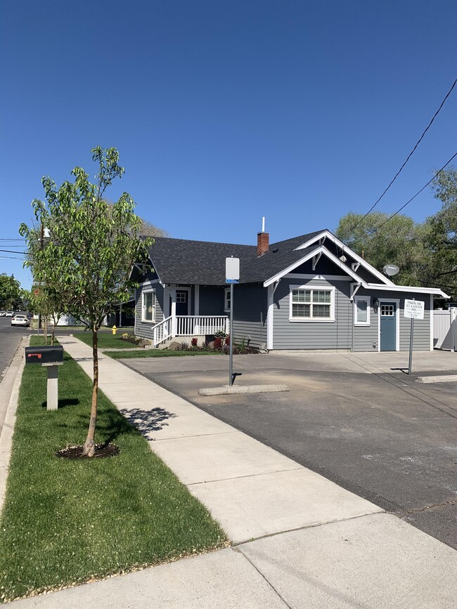 Building Photo - 639 NW Elm Ave