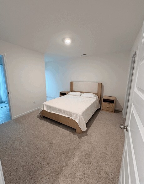 Building Photo - 280 Silvermoon Dr