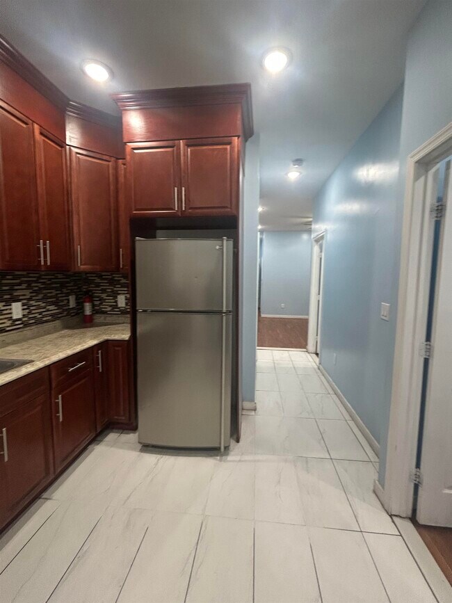 Building Photo - 72 Fairview Ave