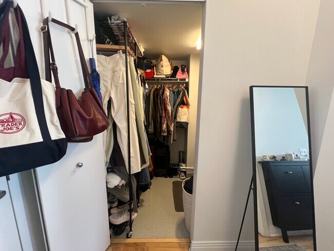 Building Photo - 565 W Quincy St