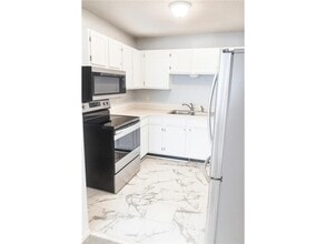 Building Photo - 9 Heights Rd NE