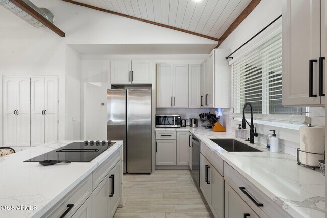 Building Photo - 1759 N Spring Cir