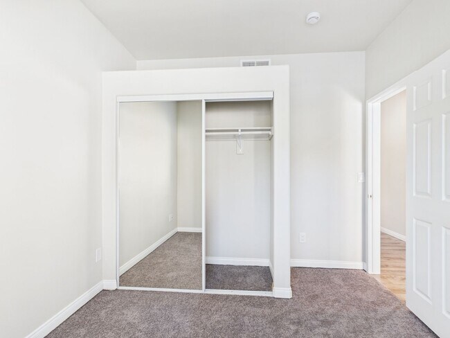 Building Photo - NEW NEW NEW remodeled -3bedroom/3bath Town...
