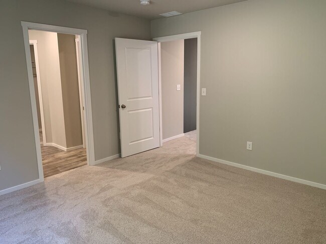 Building Photo - Gorgeous  4 Bed 2.5 Bath Home in Camas! Union School District! Laminate Floors Throughout Main! S...