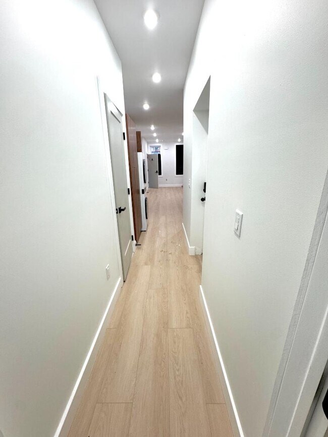 Building Photo - 118 E Huntingdon St