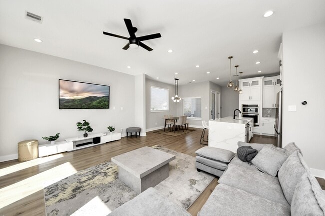 Building Photo - 410 E 41st St