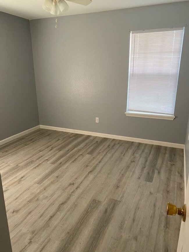 Building Photo - Adorable 3 Bedroom Duplex in Farmington!