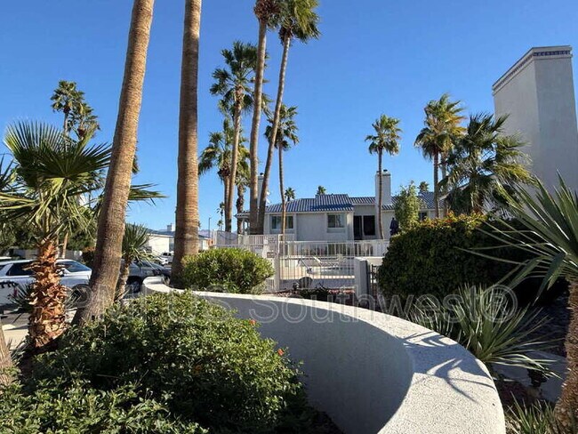 Building Photo - 1800 Club House Dr