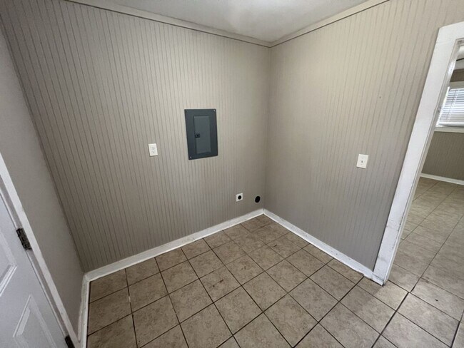 Building Photo - 5863 Denova St