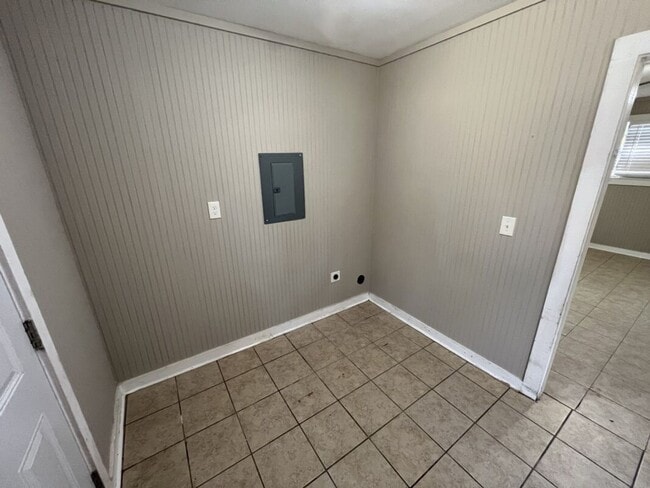 Building Photo - Cozy Brick Home with Covered Parking – Denova St.