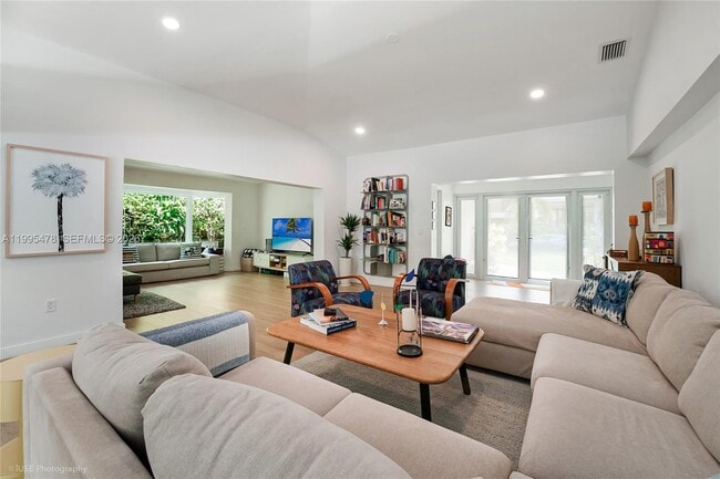 Building Photo - 560 Hampton Ln