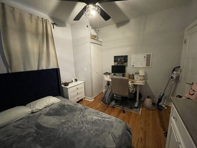 Building Photo - 1929 W Montrose Ave