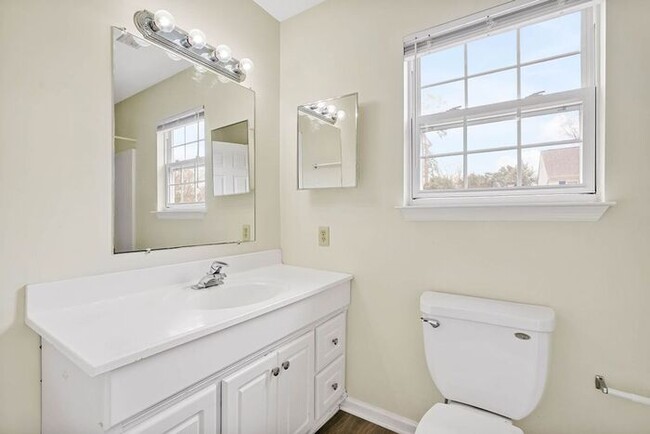 Building Photo - 3 BR/ End UNIT/ FIRE PLACE! Cozy townhouse...