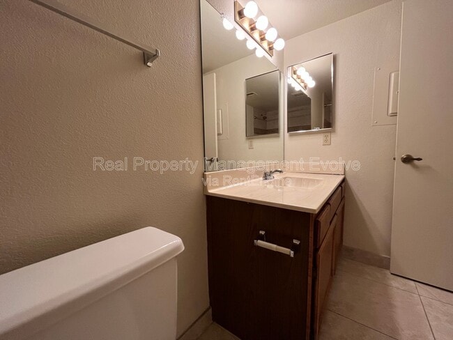 Building Photo - 10610 S 48th St