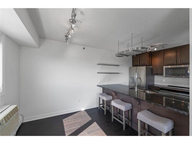 Building Photo - 433 S 7th St