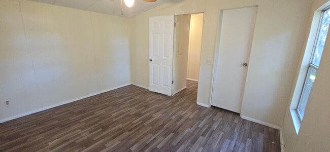 Building Photo - Model: Crown