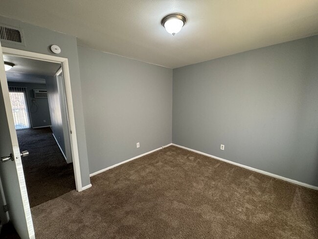 Building Photo - Warren Park 2 Bedroom Apartment w/Balcony