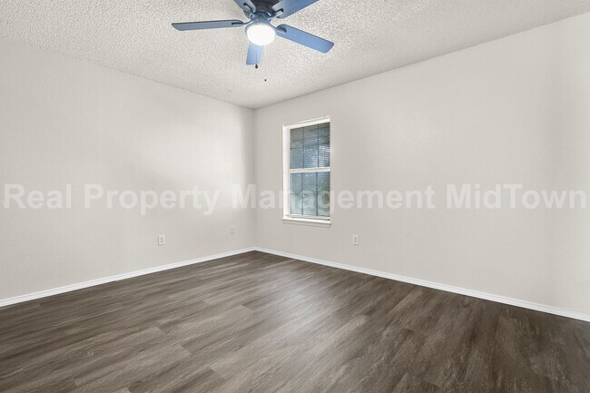 Building Photo - Spacious 2-Bedroom Duplex in South Fort Wo...
