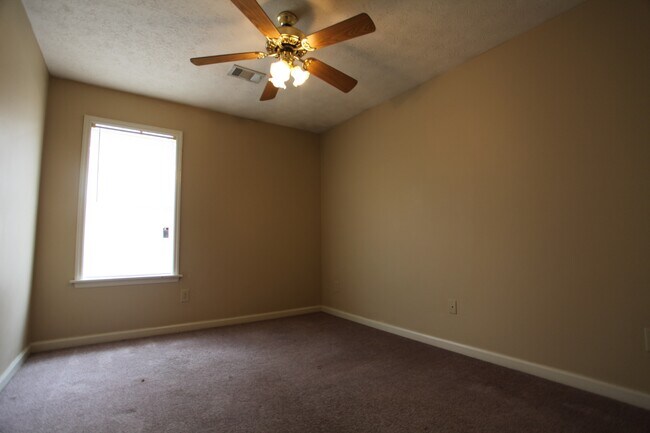 Building Photo - Duplex on Halal Court!