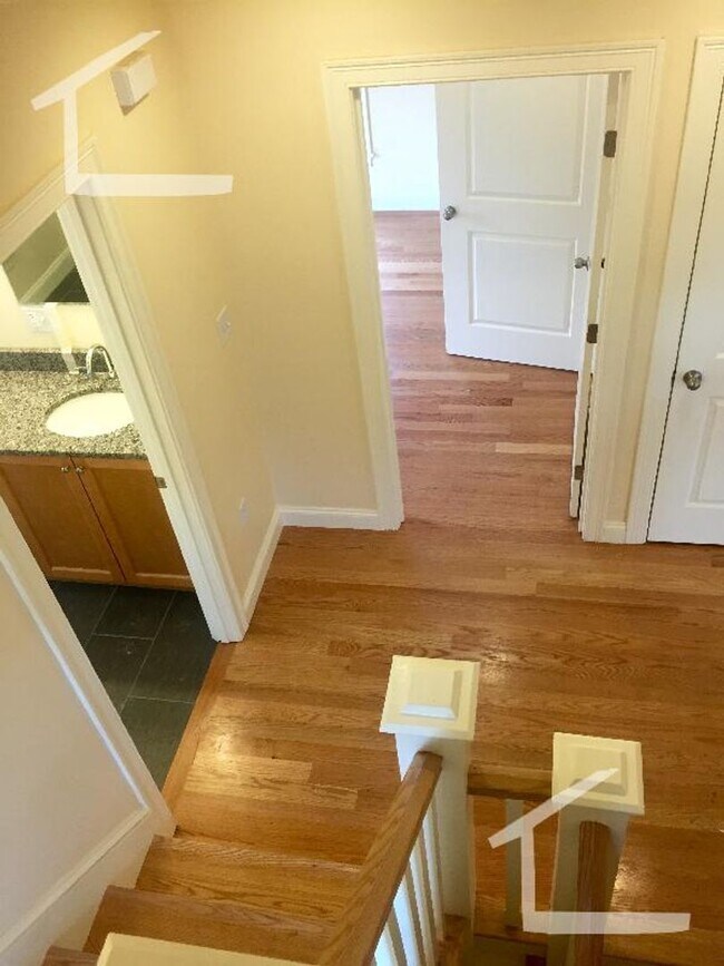 Building Photo - nice 4 bed in Newton