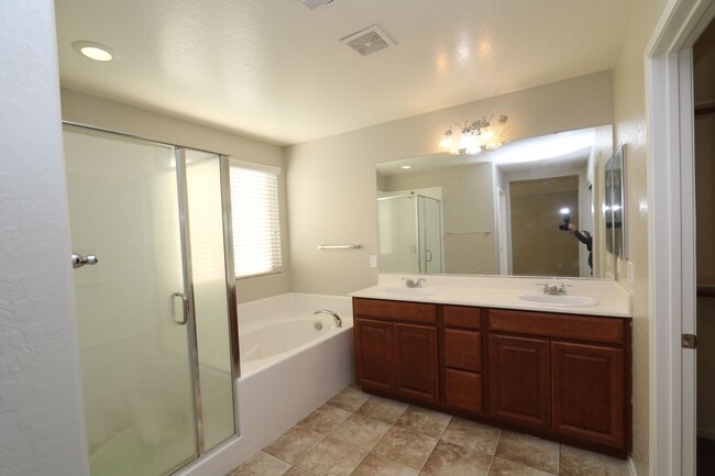 Building Photo - Beautiful 3 Bedroom Home in Southwest