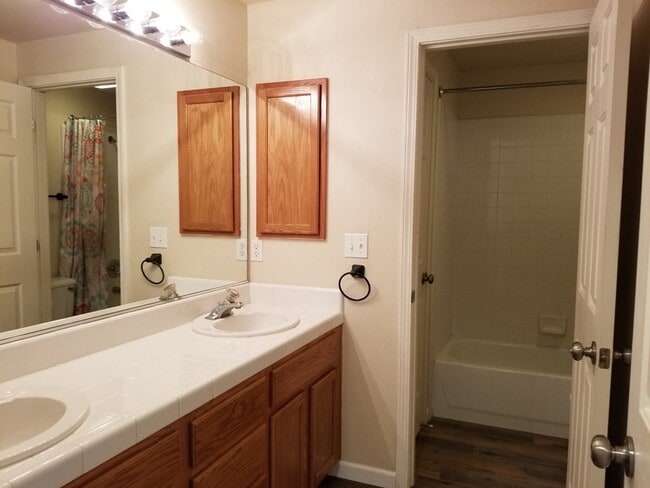 Building Photo - 4 Bedroom Home in Chichester Estates HOA