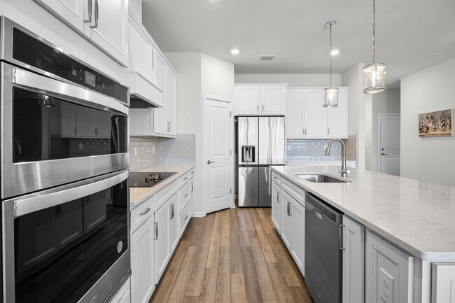 Building Photo - Luxury Living for Lease – 5BR Home with Of...
