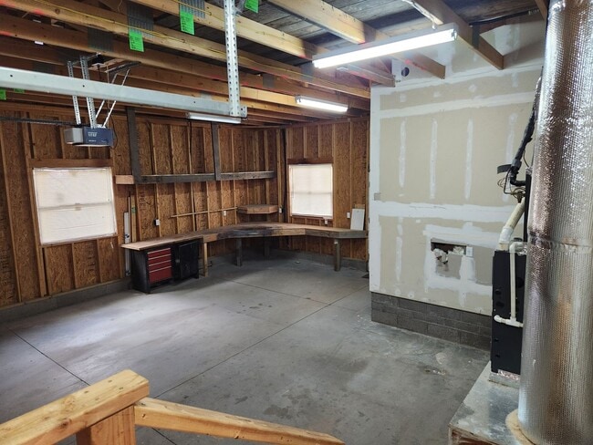 Building Photo - COMING SOON ~ 2 Bed / 2 Bath w/ Oversized 2 Car Garage