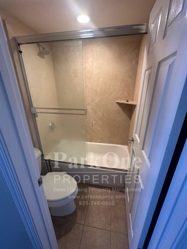 Building Photo - Nicely Updated Townhouse Close to Downtown