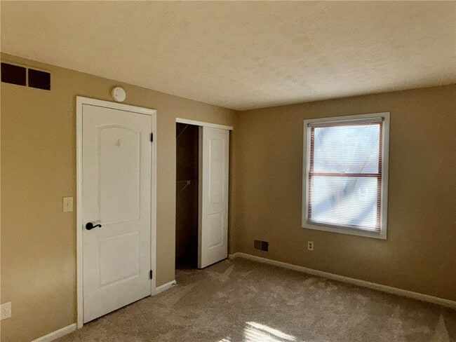 Building Photo - 16 Walnut Cir