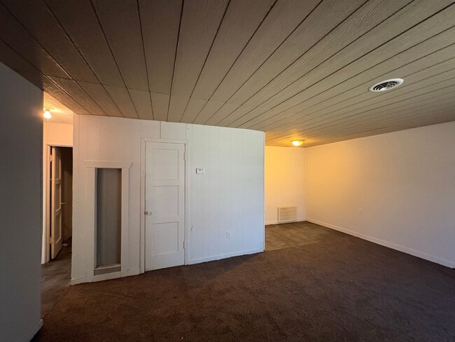 Building Photo - 2 bed 1 bath house!