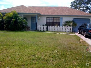 Building Photo - Cute and affordable in SE Palm Bay!!