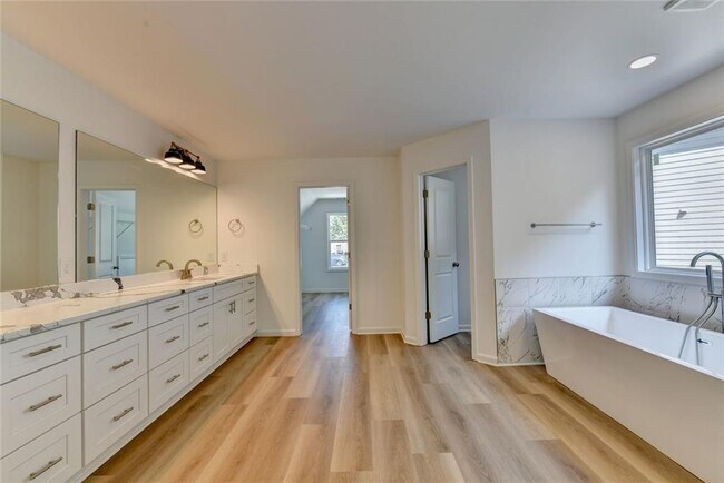 Building Photo - 9135 Fox Trail Ln