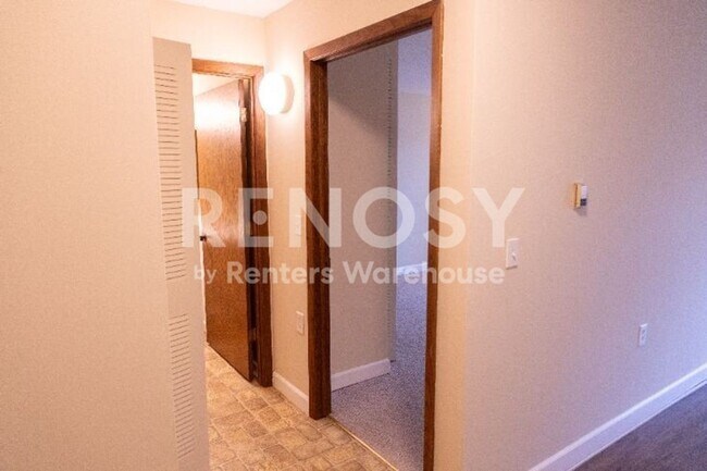 Building Photo - Available Now Spacious 1 bedroom 1 bath lower level Condo in Richfield -- 55+