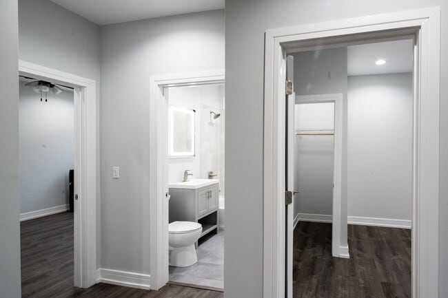 Building Photo - 1058 W Glenlake Ave