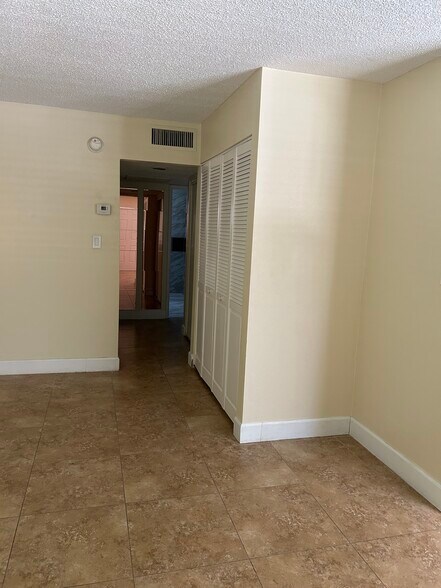 Building Photo - 350 E Desert Inn Rd