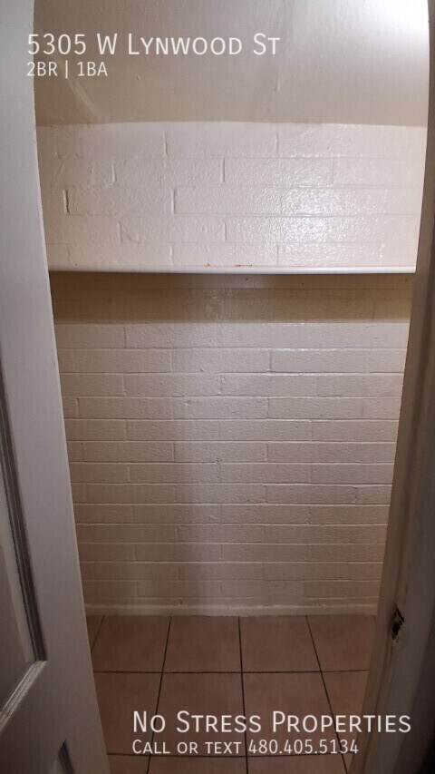 Building Photo - 5305 W Lynwood St