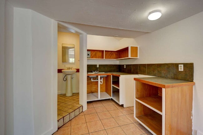 Building Photo - 399 1/2 N Laurel St-