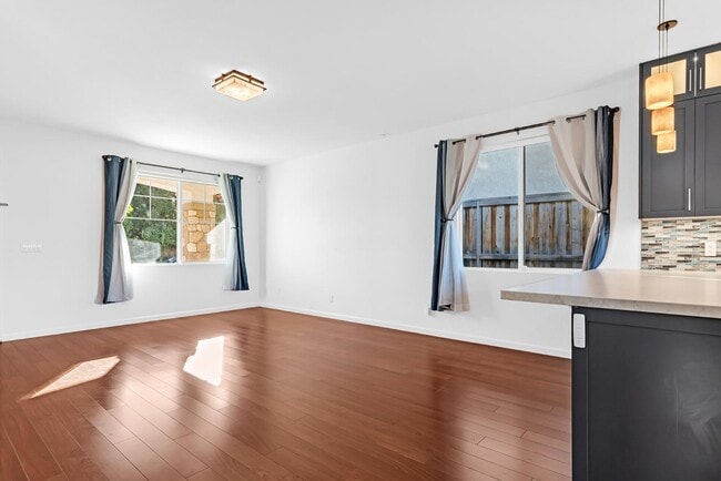 Building Photo - 533 Channel Ct