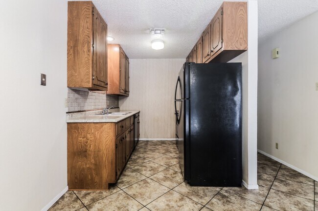 Building Photo - Charming 2BR/1BA Sherman Townhome with Private Fenced Backyard – Move-In Ready