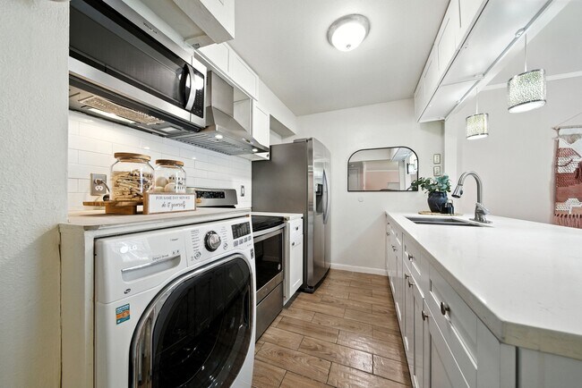 Building Photo - 8931 Gaylord Dr