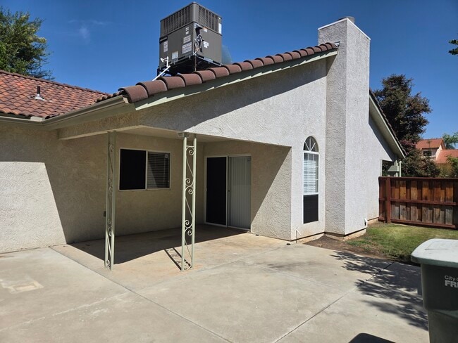 Building Photo - 9497 N Sharon Ave