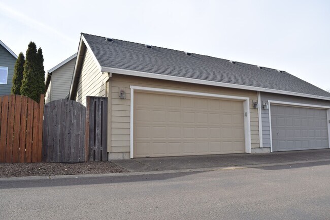 Building Photo - 3335 SE Midvale Dr